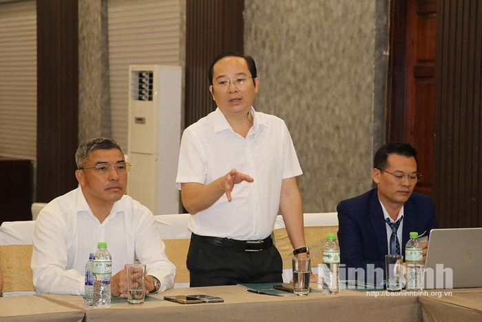 Đại diện Chi hội Lữ hành, Hiệp hội Du lịch tỉnh trao đổi tại buổi làm việc.
