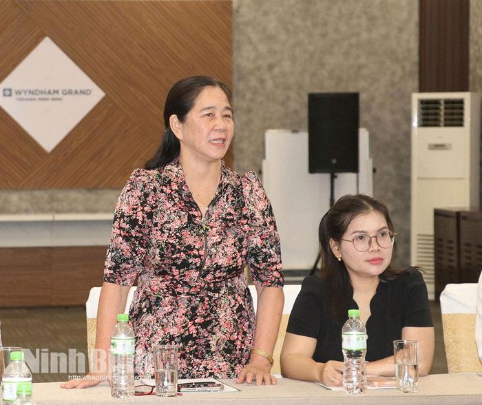 Chủ tịch Hiệp hội Du lịch tỉnh phát biểu tại buổi làm việc.