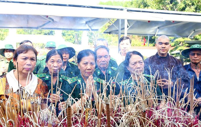 Đoàn công tác Hội Cựu TNXP Ninh Bình tưởng niệm các AHLS tại Khu di tích quốc gia đặc biệt Ngã ba Đồng Lộc.