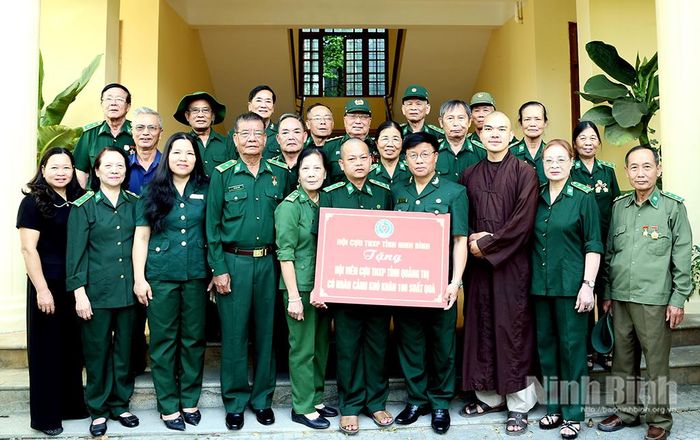 Trong chuyến đi, Đoàn công tác Hội Cựu TNXP Ninh Bình cùng các nhà hảo tâm đã trao tặng 20 suất quà cho Hội Cựu TNXP tỉnh Quảng Trị.