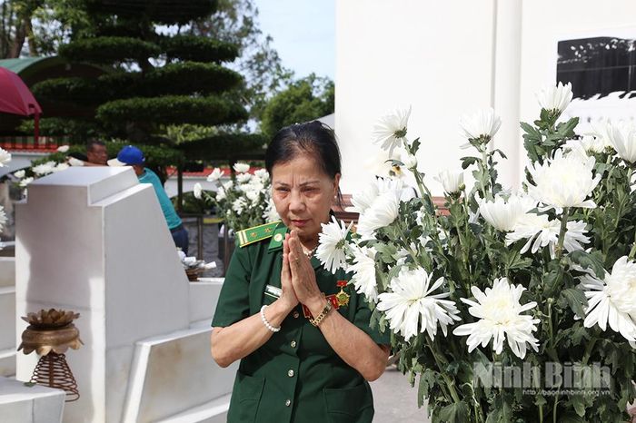 Bà Nguyễn Thị Kim Tiên, Chủ tịch Hội Cựu TNXP tỉnh Ninh Bình thắp nén hương tưởng nhớ các AHLS.