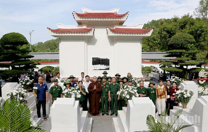 Đoàn công tác Hội Cựu TNXP Ninh Bình kính cẩn, nghiêng mình trước phần mộ “Mười nữ anh hùng bất tử”.