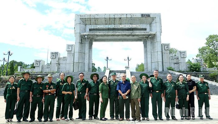 Đoàn Hội Cựu TNXP Ninh Bình thăm viếng Nghĩa trang Liệt sĩ quốc gia Đường 9.