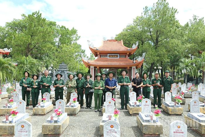 Đoàn công tác Hội Cựu TNXP Ninh Bình tưởng niệm trước phần mộ các AHLS quê Ninh Bình tại Nghĩa trang Liệt sĩ quốc gia Đường 9.