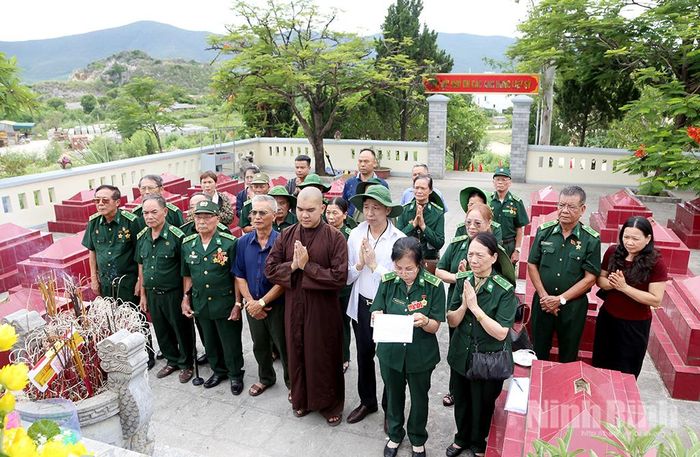 Đoàn Hội Cựu TNXP tỉnh Ninh Bình dâng hương tưởng niệm tại Nghĩa trang liệt sĩ đường sắt - hang Hỏa Tiễn.