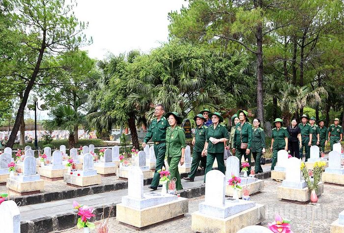 Đến nhiều “địa chỉ đỏ”, chuyến đi là dịp để những người đồng đội năm xưa thắp nén tâm hương, bày tỏ lòng tri ân sâu sắc đối với các AHLS đã ngã xuống vì độc lập, tự do của Tổ quốc.