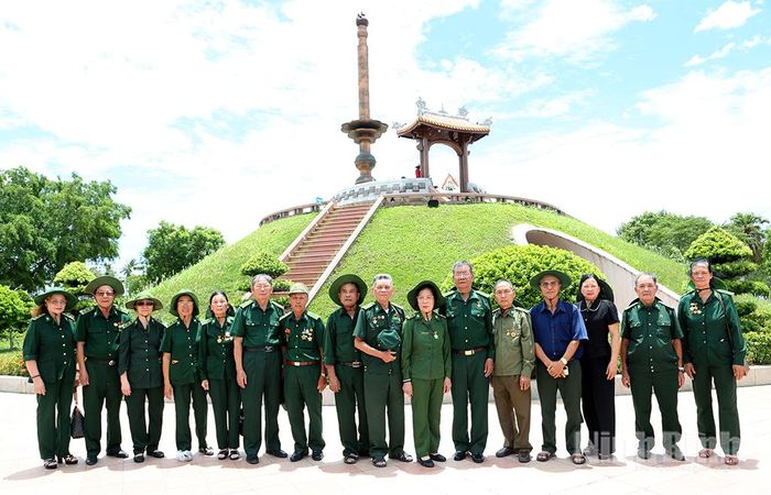 Đoàn công tác Hội Cựu TNXP Ninh Bình thăm Khu di tích quốc gia đặc biệt Thành cổ Quảng Trị.