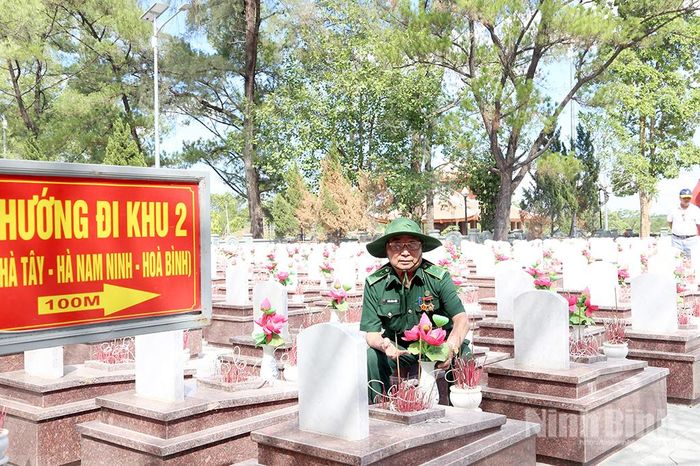 Ông Trần Năng Diện, Cựu TNXP tỉnh thắp nén hương tưởng nhớ các AHLS quê Ninh Bình tại Nghĩa trang Liệt sĩ quốc gia Trường Sơn.
