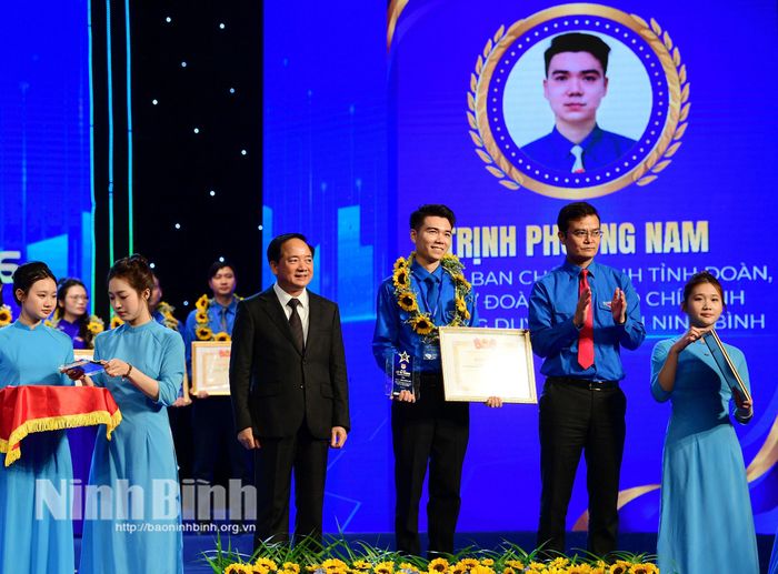 Bí thư Đoàn Trịnh Phương Nam được trao tặng Giải thưởng Lý Tự Trọng, phần thưởng cao quý của Trung ương Đoàn TNCS Hồ Chí Minh dành tặng các cán bộ Đoàn xuất sắc, tiêu biểu năm 2026.