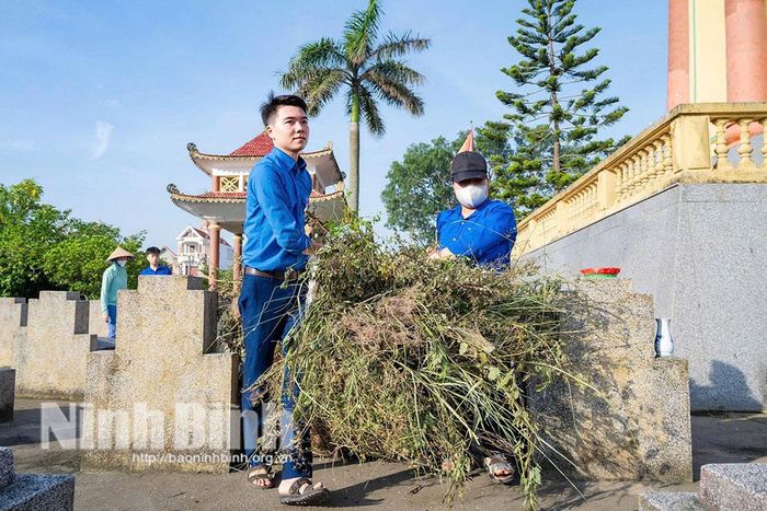 Bí thư Đoàn phường Duy Tiên Trịnh Phương Nam cùng đoàn viên, thanh niên phường Duy Tiên tham gia vệ sinh môi trường.