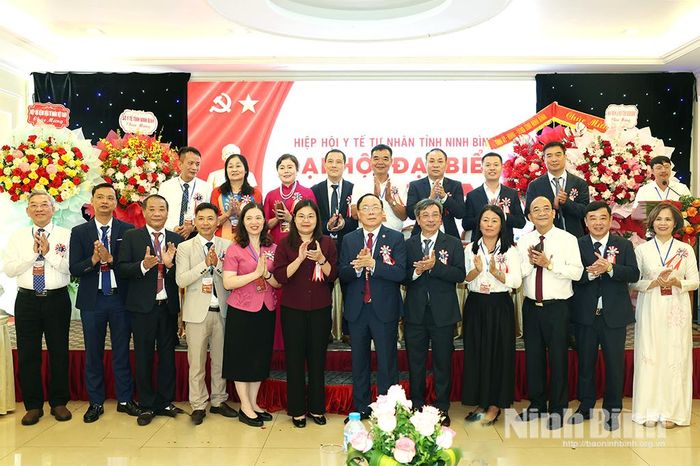 Các đại biểu chụp ảnh lưu niệm cùng Ban Chấp hành Hiệp hội Y tế tư nhân tỉnh Ninh Bình khóa I, nhiệm kỳ 2026-2031.
