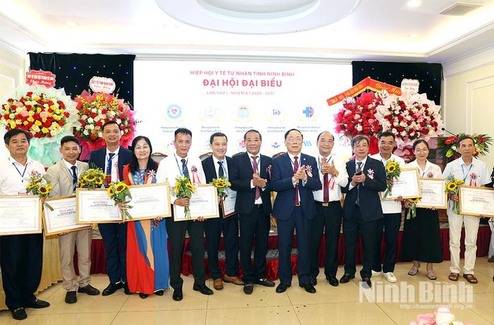 Giáo sư, Viện sĩ Nguyễn Văn Đệ, Chủ tịch Hiệp hội Bệnh viện tư nhân Việt Nam trao Bằng khen của Hiệp hội cho các cơ sở y tế tư nhân Ninh Bình có thành tích trong chăm sóc sức khỏe Nhân dân.