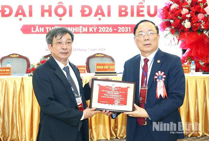 Giáo sư, Viện sĩ Nguyễn Văn Đệ, Chủ tịch Hiệp hội Bệnh viện tư nhân Việt Nam trao Giấy chứng nhận Hiệp hội Y tế tư nhân Ninh Bình là hội viên Hiệp hội Bệnh viện tư nhân Việt Nam.