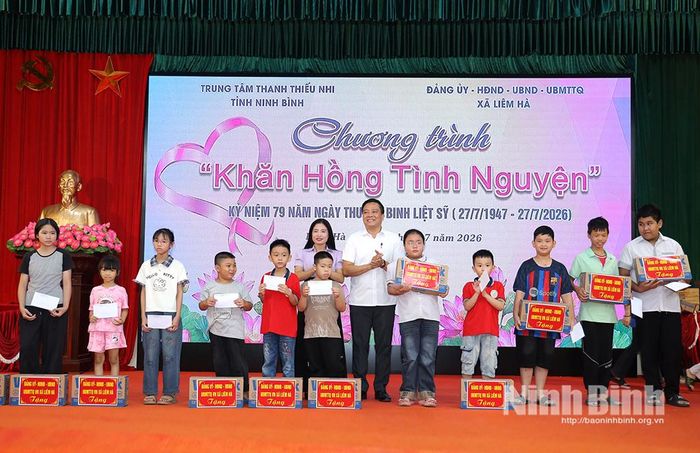 Lãnh đạo Trung tâm Thanh thiếu nhi tỉnh và xã Liêm Hà trao quà cho các em thiếu nhi xã Liêm Hà có hoàn cảnh đặc biệt khó khăn vươn lên trong học tập.
