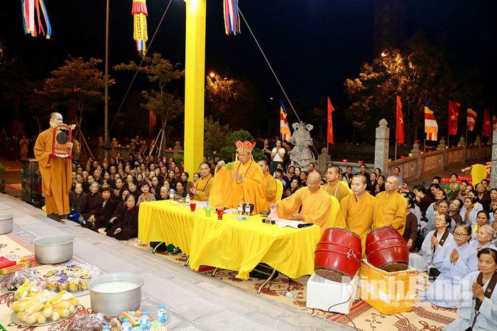 Các Hòa thượng thực hiện nghi lễ cầu siêu vong linh Anh hùng liệt sĩ.