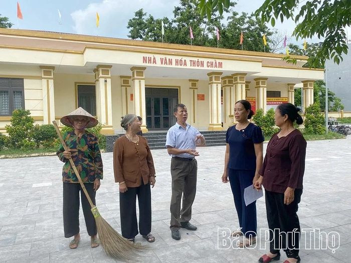 Bí thư Chi bộ thôn Hoàng Đan Nguyễn Văn Sở (áo trắng đứng giữa) tuyên truyền, vận động Nhân dân giữ gìn nét đẹp Làng văn hóa kiểu mẫu.