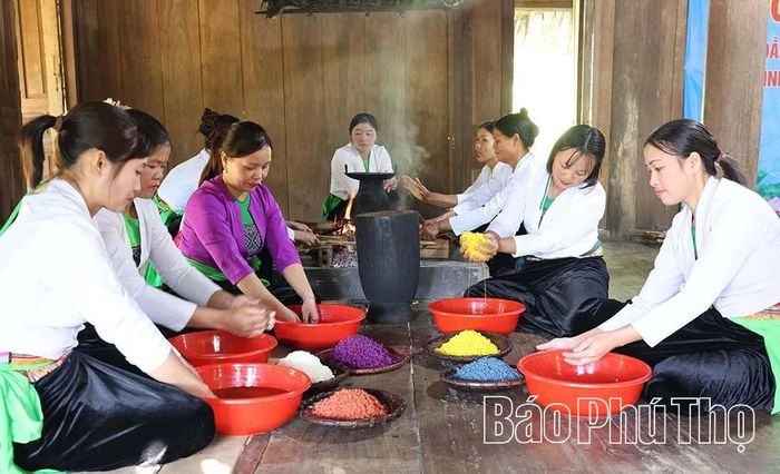 Phụ nữ Mường thực hiện công đoạn ngâm, tạo màu cho gạo.