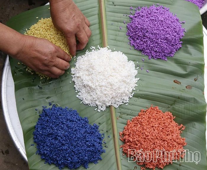 Các màu sắc được tạo nên từ các loại hoa, lá, củ tự nhiên.