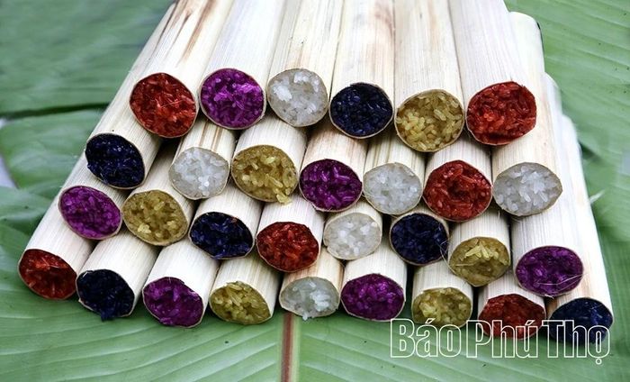 Món cơm lam ngũ sắc độc đáo của đồng bào Mường.