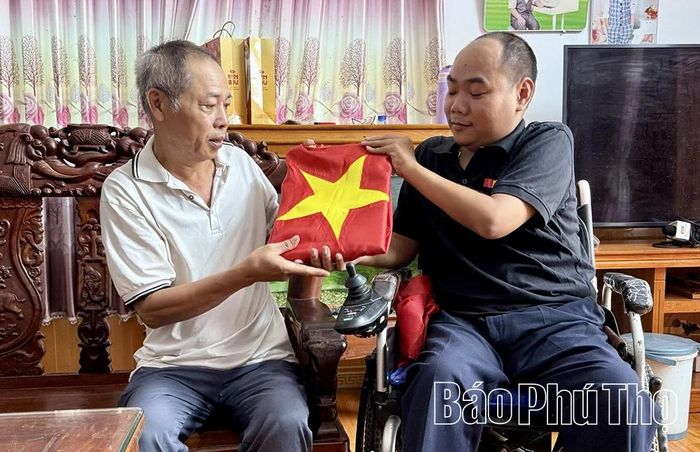 Ông Đặng Minh Đức, con trai liệt sĩ Đặng Trọng Thể phấn khởi khi nhận được ảnh của cha mình.