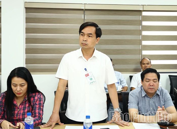 Đại diện lãnh đạo Sở Nội vụ báo cáo làm rõ thêm một số kết quả của Công ty TNHH Chăn nuôi Việt Nhật liên quan đến lĩnh vực ngành quản lý.