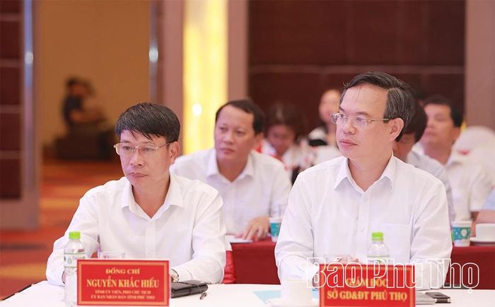 Các đồng chí Phó Chủ tịch UBND tỉnh Nguyễn Khắc Hiếu và Giám đốc Sở GD&ĐT Phú Thọ Trịnh Thế Truyền tham dự hội nghị.
