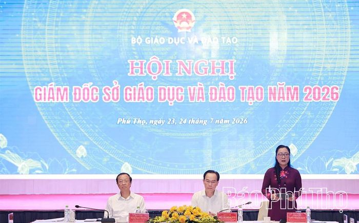 Các đồng chí lãnh đạo Bộ GD&ĐT dự và chủ trì hội nghị.