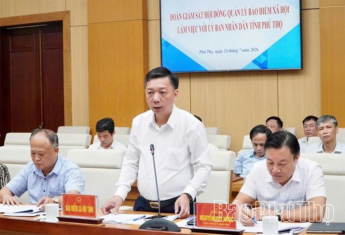 Lãnh đạo Bảo hiểm xã hội tỉnh báo cáo tại hội nghị.