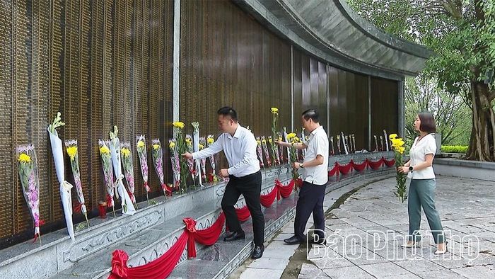 Đoàn công tác dâng hoa tại Đài tưởng niệm các Anh hùng liệt sĩ tỉnh Phú Thọ.