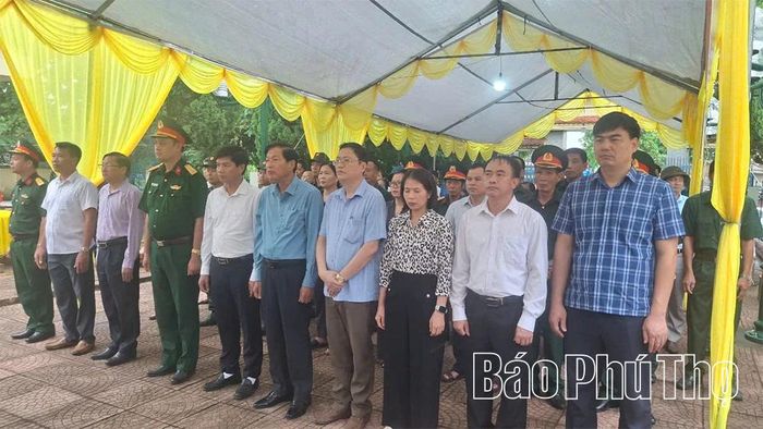 Lãnh đạo xã dâng hương tưởng niệm các Anh hùng liệt sĩ.
