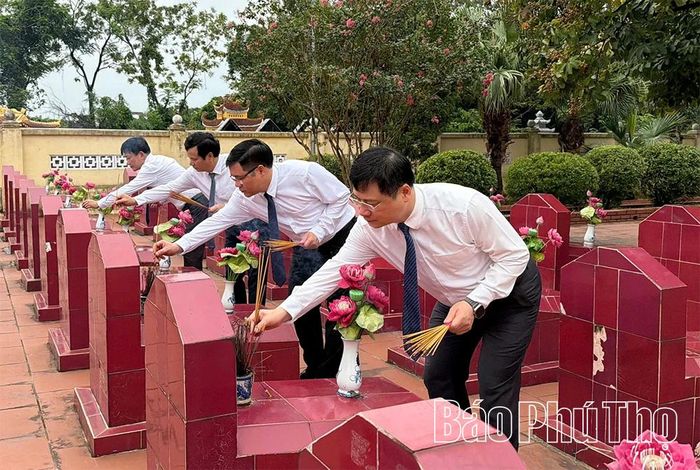 Các đồng chí lãnh đạo phường Nông Trang thắp hương tưởng niệm, tri ân các liệt sĩ.