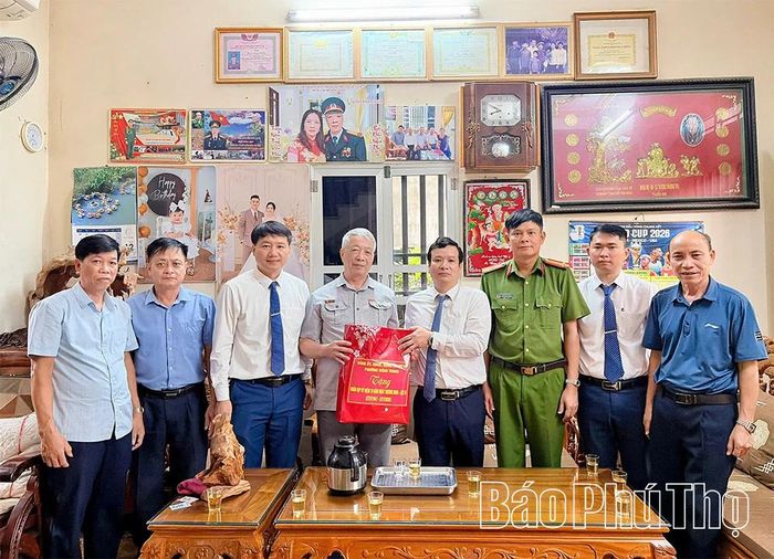 Các đồng chí lãnh đạo phường Nông Trang tặng quà gia đình chính sách.