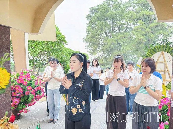 Trường Tiểu học Đinh Tiên Hoàng (phường Nông Trang) tổ chức các hoạt động ý nghĩa tri ân các Anh hùng liệt sĩ.