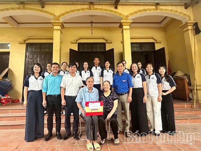 Cán bộ, giáo viên, nhân viên Trường THCS Vũ Duệ thăm hỏi, động viên thân nhân của cán bộ, giáo viên, nhân viên là thương binh, bệnh binh và người có công với cách mạng.