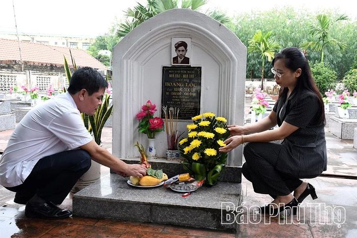Lãnh đạo Hội Nhà báo tỉnh thắp hương mộ Nhà báo, nhà thơ, liệt sĩ Hoàng Lộc.