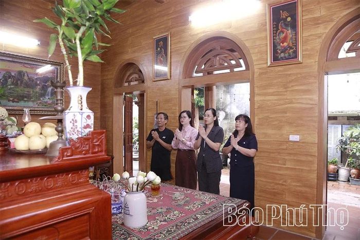 Lãnh đạo Hội Nhà báo tỉnh thắp hương tưởng nhớ Nhà báo, liệt sĩ Nguyễn Văn Nhạc.