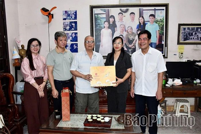Lãnh đạo Hội Nhà báo tỉnh tặng quà cho Nhà báo, thương binh Vũ Quang Đồng.