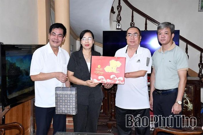 Lãnh đạo Hội Nhà báo tỉnh tặng quà cho Nhà báo, thương binh Nguyễn Nam Trang.