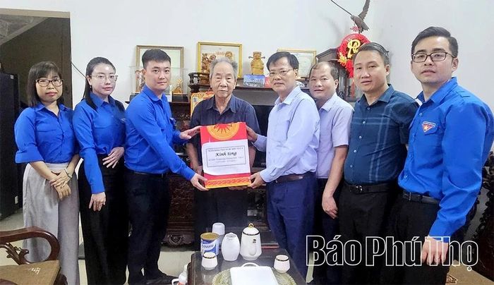 Lãnh đạo Ngân hàng Nhà nước Khu vực 4 và lãnh đạo phường Việt Trì thăm hỏi, tặng quà gia đình ông Đào Văn Ích - thân nhân liệt sĩ tại tổ dân phố Tân Tiến, phường Việt Trì.