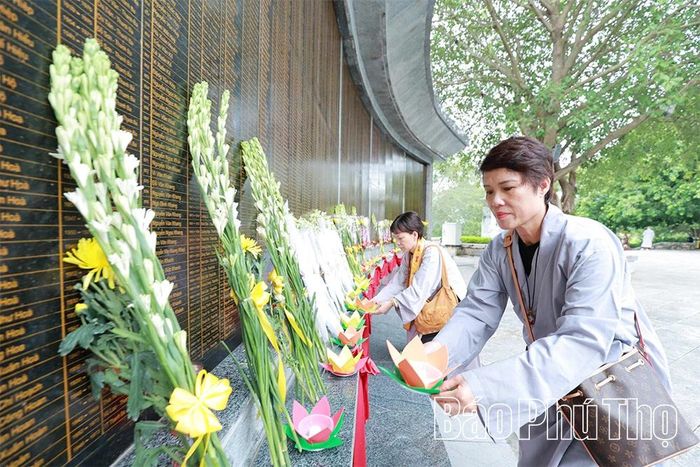Tăng ni, phật tử dâng hoa tưởng nhớ các Anh hùng liệt sĩ.
