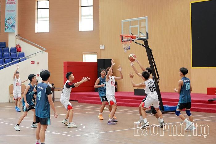 Các trận thi đấu bóng rổ lửa tuổi THPT khu vực Việt Trì nảy lửa với nhiều pha bóng hấp dẫn.