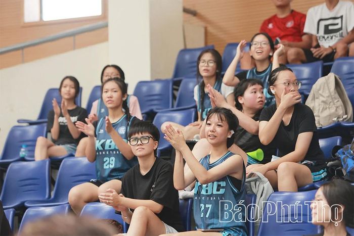 Không khí cuồng nhiệt trên khán đài.