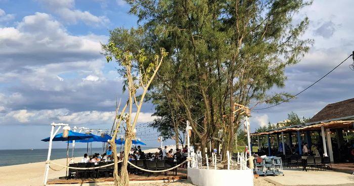 Các nhà hàng tại bãi tắm Cửa Việt luôn bảo đảm an toàn thực phẩm - Ảnh: S.H