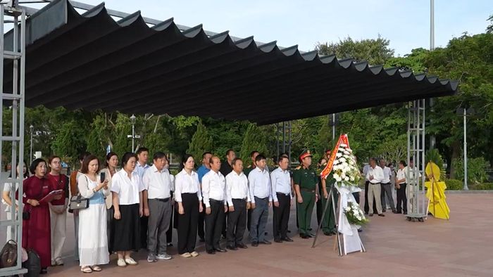 Đoàn công tác Hội Nhà báo Việt Nam dâng hương tại Di tích quốc gia đặc biệt Thành Cổ Quảng Trị - Ảnh: Việt Anh