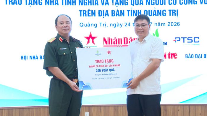 Báo Quân đội nhân dân trao tượng trưng hỗ trợ 200 suất quà an sinh xã hội - Ảnh: Việt Anh