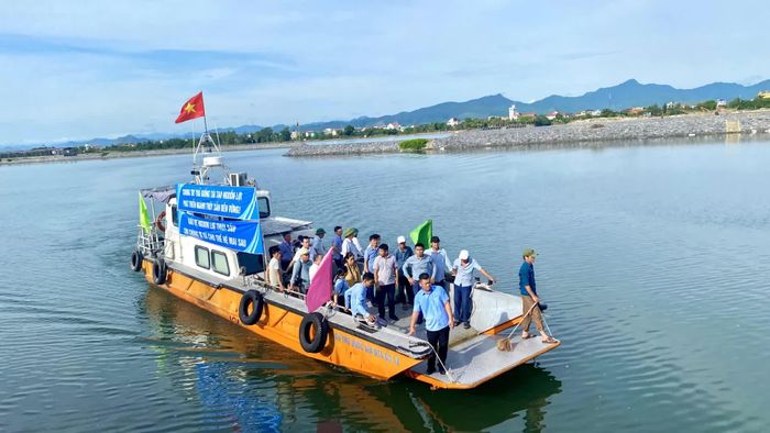 Hoạt động thả giống tái tạo nguồn lợi thủy sản được duy trì hằng năm, góp phần bổ sung nguồn giống cho tự nhiên - Ảnh: T.L