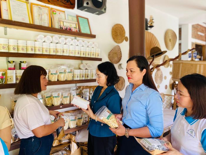Đại diện lãnh đạo Hội Liên hiệp Phụ nữ tỉnh thăm các mô hình kinh tế tiêu biểu của hội viên, phụ nữ - Ảnh: Bảo Châu