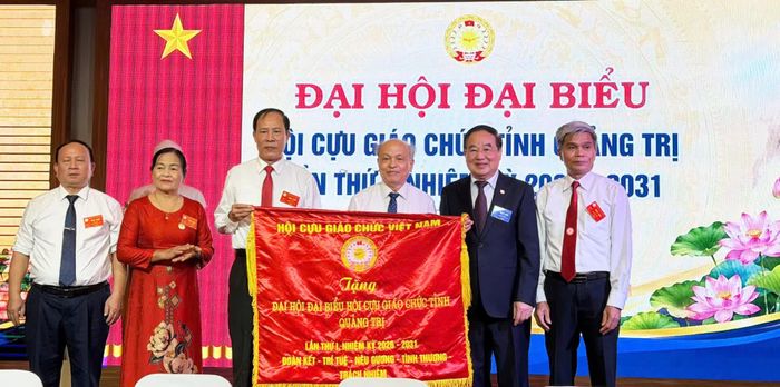 Trung ương Hội Cựu giáo chức Việt Nam tặng bức trướng cho Hội Cựu giáo chức tỉnh Quảng Trị - Ảnh: Nh.V