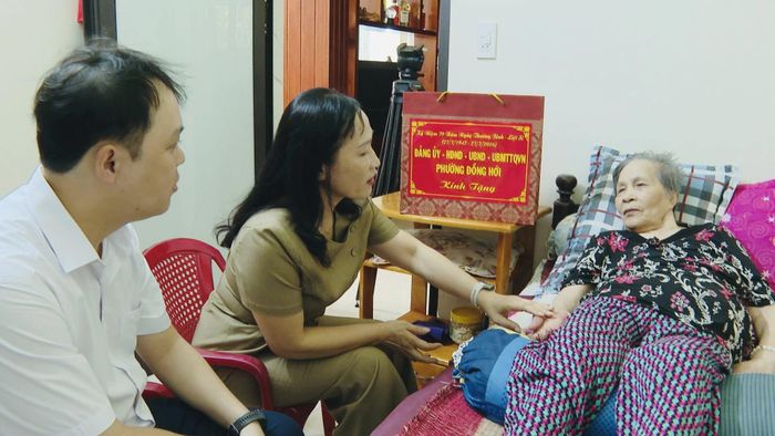 Đại diện lãnh đạo HĐND phường Đồng Hới và các thành viên đoàn công tác thăm hỏi sức khỏe thương binh Trần Thị Hảo, ở tổ dân phố Diêm Bình - Ảnh: P.V