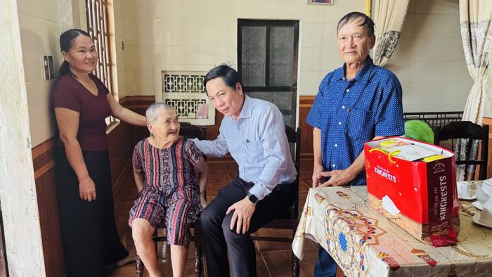 Đồng chí Hoàng Nam, Phó Chủ tịch Thường trực UBND tỉnh thăm hỏi bà Trần Thị Nghị, ở xã Bến Hải - Ảnh: M.T